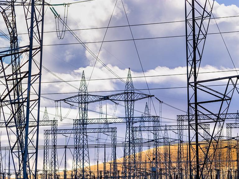 Słupy energetyczne w bliskiej od siebie odległości