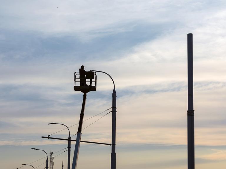 Mężczyzna pracujący przy lampach elektrycznych