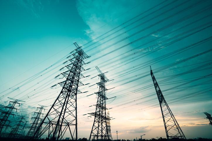 Słupy elektryczne w trakcie dnia